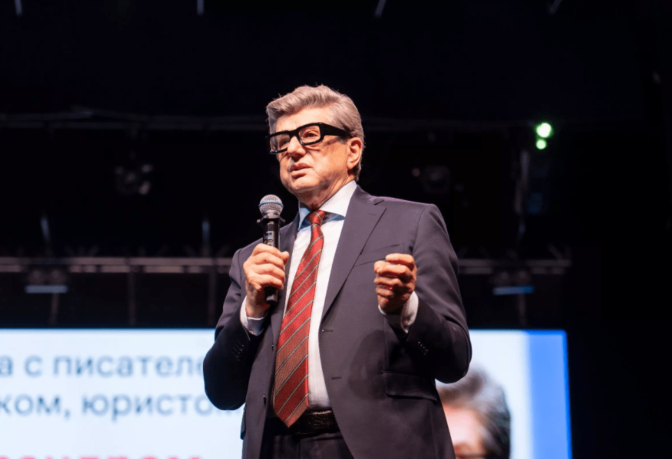 Писатель и историк Александр Звягинцев провел встречу с металлургами ОМК